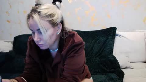 Snapshot of 00yourmilf chatting on April 21, 2026, 10:43 am Alma online show from April 21, 2026, 10:43 am