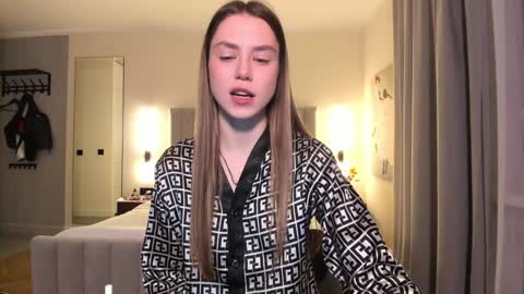 Lily 3 online show from December 13, 2024, 7:32 pm