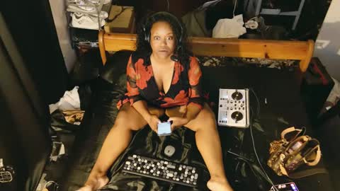 Lillycakes online show from February 19, 2025, 2:44 am