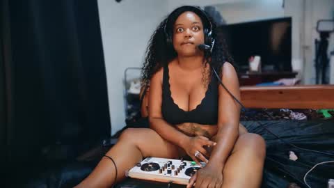 Lillycakes online show from September 14, 2025, 2:33 am