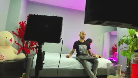 2_fire online show from November 28, 2025, 7:49 pm