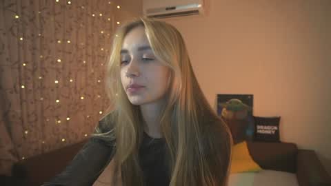 Elley  online show from December 18, 2024, 4:28 pm