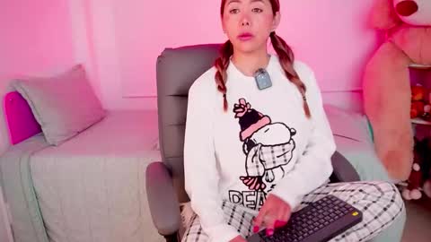 independent model online show from December 4, 2025, 8:23 am