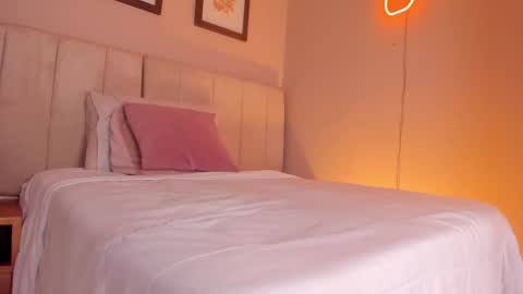 Snapshot of _alison_c chatting on October 15, 2025, 11:32 am Hii I m Alison online show from October 15, 2025, 11:32 am