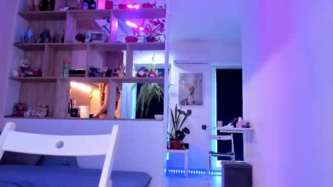 Mia online show from September 27, 2025, 2:22 pm