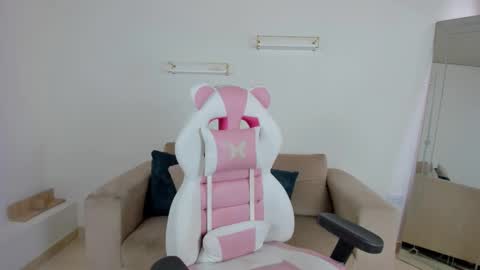    online show from December 4, 2025, 12:58 pm