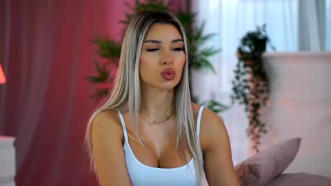 Snapshot of _arielle chatting on January 22, 2025, 7:35 am Arielle online show from January 22, 2025, 7:35 am