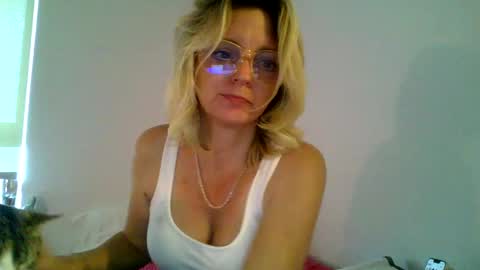 Snapshot of _ava__may_ chatting on September 17, 2025, 7:37 pm _ava__may_ online show from September 17, 2025, 7:37 pm