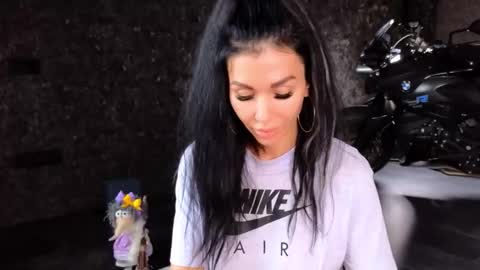 Julia online show from September 20, 2025, 7:31 am
