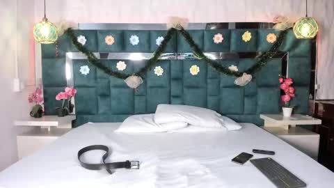 _bonnyandclyde online show from December 15, 2025, 11:47 am