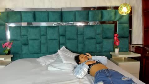 _bonnyandclyde online show from April 15, 2026, 1:07 pm