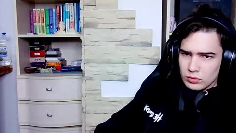 Snapshot of _crise_next_door_ chatting on October 6, 2025, 2:58 pm _crise_next_door_ online show from October 6, 2025, 2:58 pm