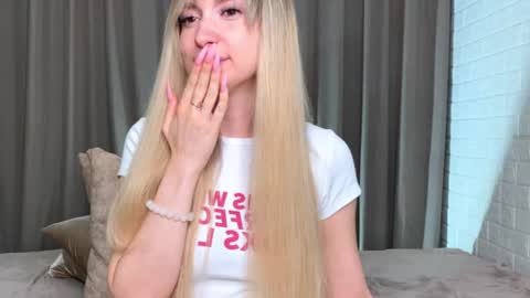 _crystal_moon_1 online show from October 21, 2025, 8:20 pm