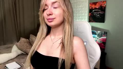 _crystal_moon_1 online show from April 18, 2026, 7:07 pm