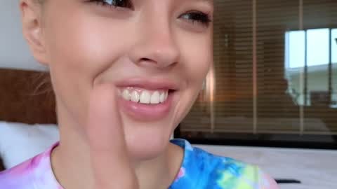 DemiDee online show from October 25, 2025, 8:22 am