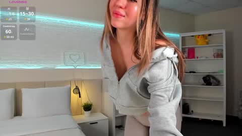 Snapshot of _emiliaa_ chatting on February 2, 2025, 3:21 am Milana online show from February 2, 2025, 3:21 am