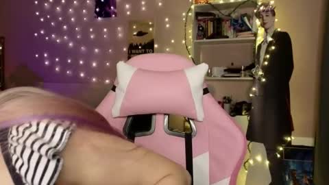 EveEva online show from February 9, 2026, 2:04 am