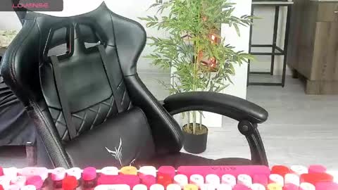 Snapshot of _feralberry__ chatting on June 8, 2026, 4:24 am Alis online show from June 8, 2026, 4:24 am