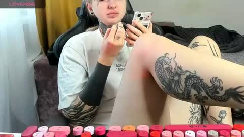 Snapshot of _feralberry__ chatting on July 9, 2026, 6:50 am Alis online show from July 9, 2026, 6:50 am