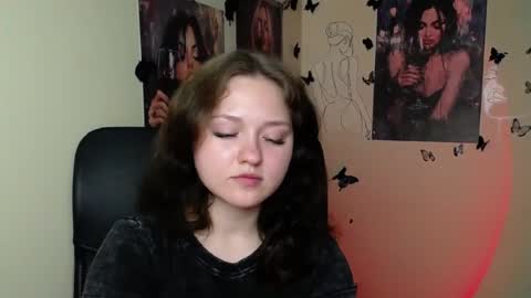 Snapshot of _foxy_lady chatting on June 25, 2026, 5:12 am Alice online show from June 25, 2026, 5:12 am