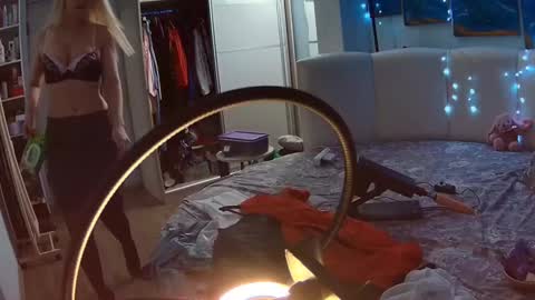 _glamorous_ online show from December 19, 2024, 9:06 pm