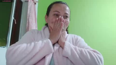 Snapshot of _honey1_ chatting on June 6, 2026, 2:05 am Honey online show from June 6, 2026, 2:05 am