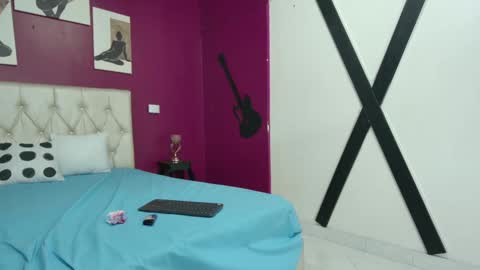 _kami_cute online show from September 18, 2025, 1:35 pm
