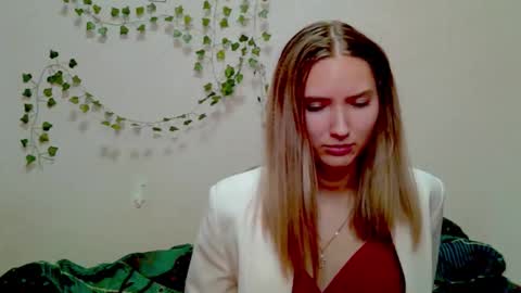 _kikiclark_ online show from November 21, 2025, 10:30 pm