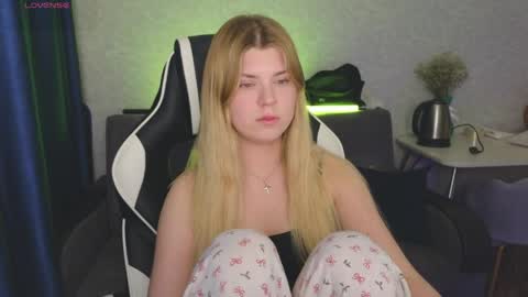 Snapshot of _kirieshka chatting on April 25, 2026, 9:23 pm Molly Emily online show from April 25, 2026, 9:23 pm