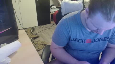 _kitsu_ online show from December 14, 2025, 3:34 am