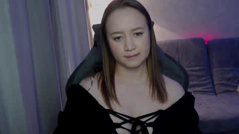 _lalune_ online show from October 7, 2025, 10:23 am