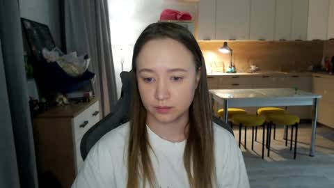 _lalune_ online show from April 20, 2026, 6:42 pm