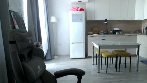 _lalune_ online show from April 21, 2026, 10:10 am