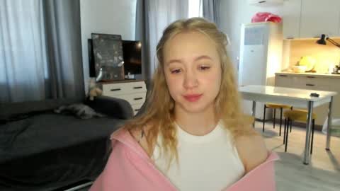 _lalune_ online show from May 13, 2026, 4:10 am
