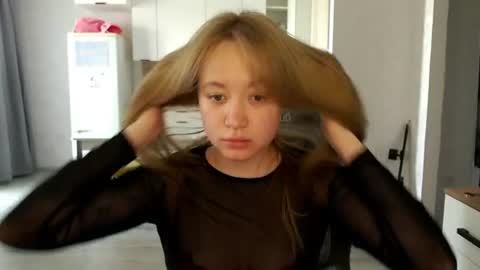 _lalune_ online show from June 19, 2026, 9:02 am