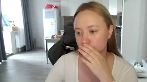 Snapshot of _lalune_ chatting on June 25, 2026, 9:36 am _lalune_ online show from June 25, 2026, 9:36 am