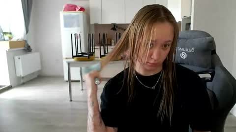 Snapshot of _lalune_ chatting on July 1, 2026, 9:22 am _lalune_ online show from July 1, 2026, 9:22 am