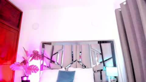 Lanna  online show from April 18, 2026, 7:07 pm