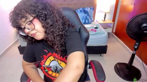 Liily online show from September 19, 2025, 8:42 pm