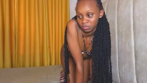 Littlevenus online show from November 12, 2025, 1:11 pm