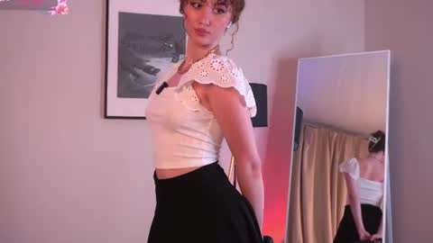 _louiseana_ online show from June 18, 2026, 12:09 pm