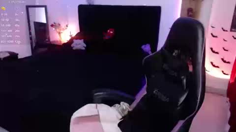 Snapshot of _lucyx__ chatting on September 22, 2025, 9:39 pm Queen. Help me reach 100 thumbs up online show from September 22, 2025, 9:39 pm