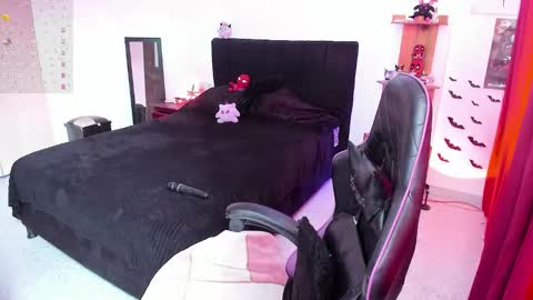 Snapshot of _lucyx__ chatting on February 3, 2026, 5:18 pm Queen. Help me reach 100 thumbs up online show from February 3, 2026, 5:18 pm