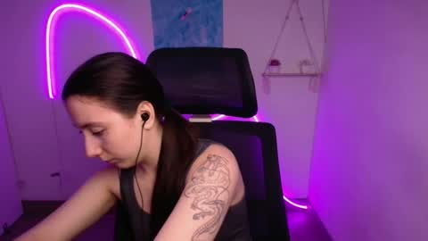 Luna online show from November 7, 2025, 12:27 pm