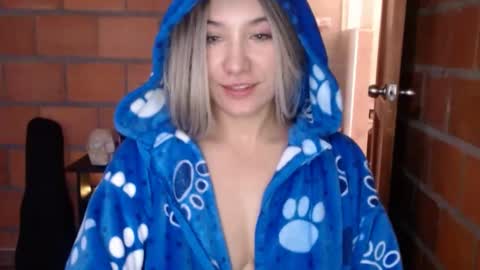 _lunablondie_ online show from January 10, 2025, 5:02 pm