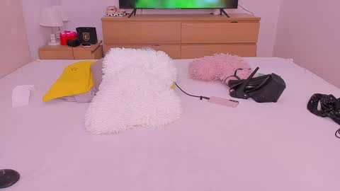 Lynna online show from December 4, 2024, 2:20 am