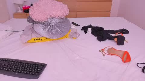 Lynna online show from December 6, 2024, 1:29 am