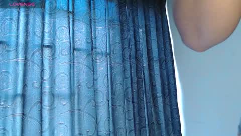 _mari_lunna_ online show from October 21, 2025, 3:24 pm