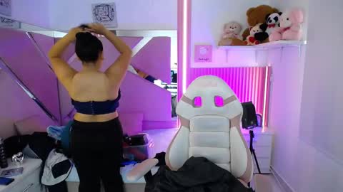 Snapshot of _miaaleon chatting on October 1, 2025, 12:55 pm Mia online show from October 1, 2025, 12:55 pm