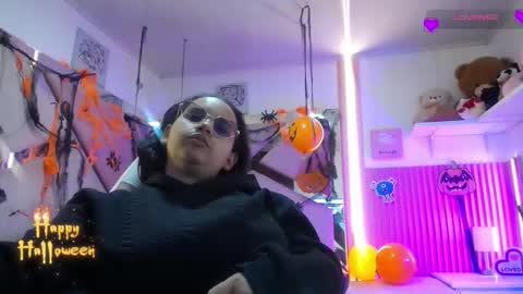 Snapshot of _miaaleon chatting on November 1, 2025, 12:40 pm Mia online show from November 1, 2025, 12:40 pm